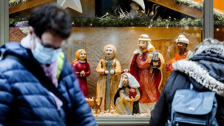 Mit einem Eilbeschluss hat das Oberverwaltungsgericht Münster die von der Landesregierung mit dem Corona-Infektionsschutz begründeten Sonntagsöffnungen untersagt. 