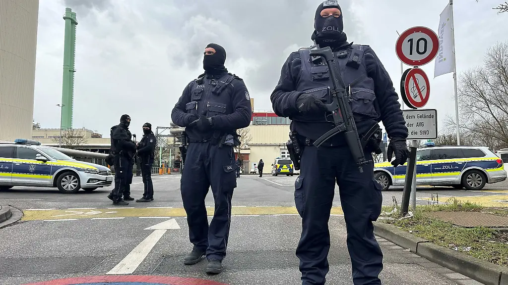 Bei-der-Vernichtung-sorgt-der-Zoll-fuer-Sicherheit