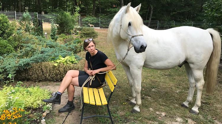 Melanie Garanin und Nils' Pferd Viento am Grab des Dreijährigen.
