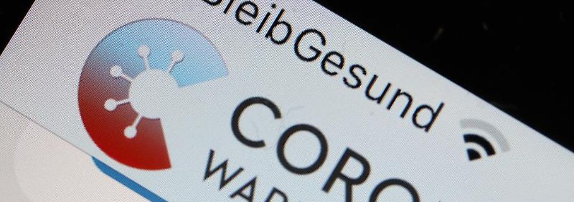 Die offizielle Corona-Warn-App ist auf einem Smartphone zu sehen. Foto: Oliver Berg/dpa/Archivbild