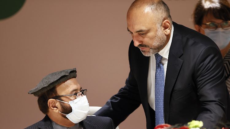 Grund zur Freude: Abdul Hadi Arghandiwal (l), Wirtschaftsminister von Afghanistan, und Mohammad Haneef Atmar, Außenminister von Afghanistan, auf der Online-Geberkonferenz in Genf.