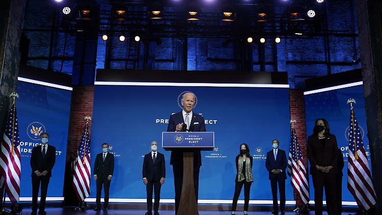 "Es ist ein Team, das die Tatsache spiegelt, dass Amerika zurück ist, bereit, die Welt anzuführen, statt sich aus ihr zurückzuziehen", sagte Biden.