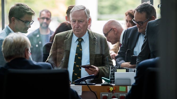 Historischer Augenblick: Alexander Gauland steht zur ersten Sitzung der AfD-Bundestagsfraktion im September 2017 an der Pforte des Bundestags.