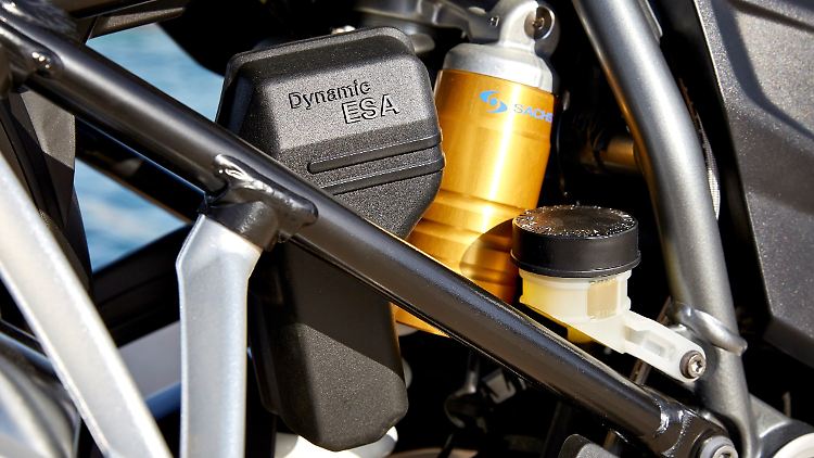 Für einen automatischen Fahrlagenausgleich sorgt bei der R 1200 GS ab 2017 das Dynamic ESA.