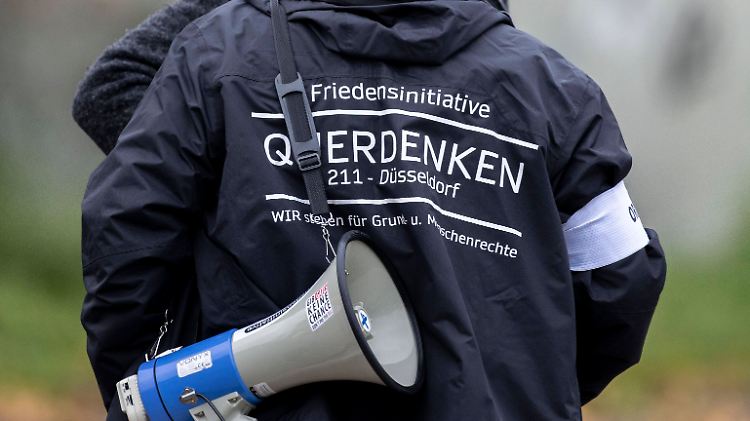 Die Anti-Masken-Demonstranten nennen sich selbst "Friedensinitiative".
