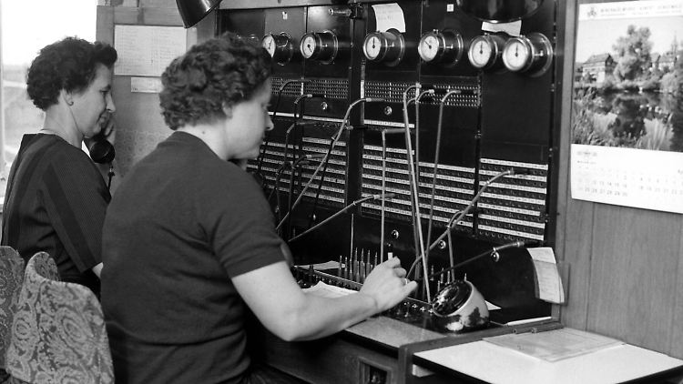 Zu Zeiten von Schwarz-Weiß-Bildern vermittelte noch das "Fräulein vom Amt" die Telefongespräche.