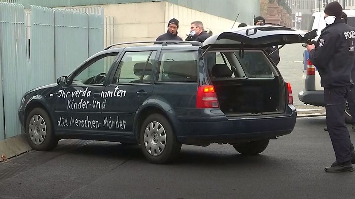 Kanzleramt Auto Tor.JPG