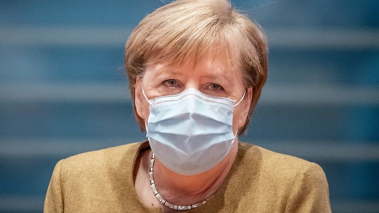 Bundeskanzlerin Merkel plädiert dafür, die Zahl der Kunden pro Geschäft weiter zu begrenzen.