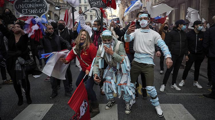 In Lyon demonstrieren Menschen gegen die Schließung von Nachtclubs, Bars und Restaurants. 