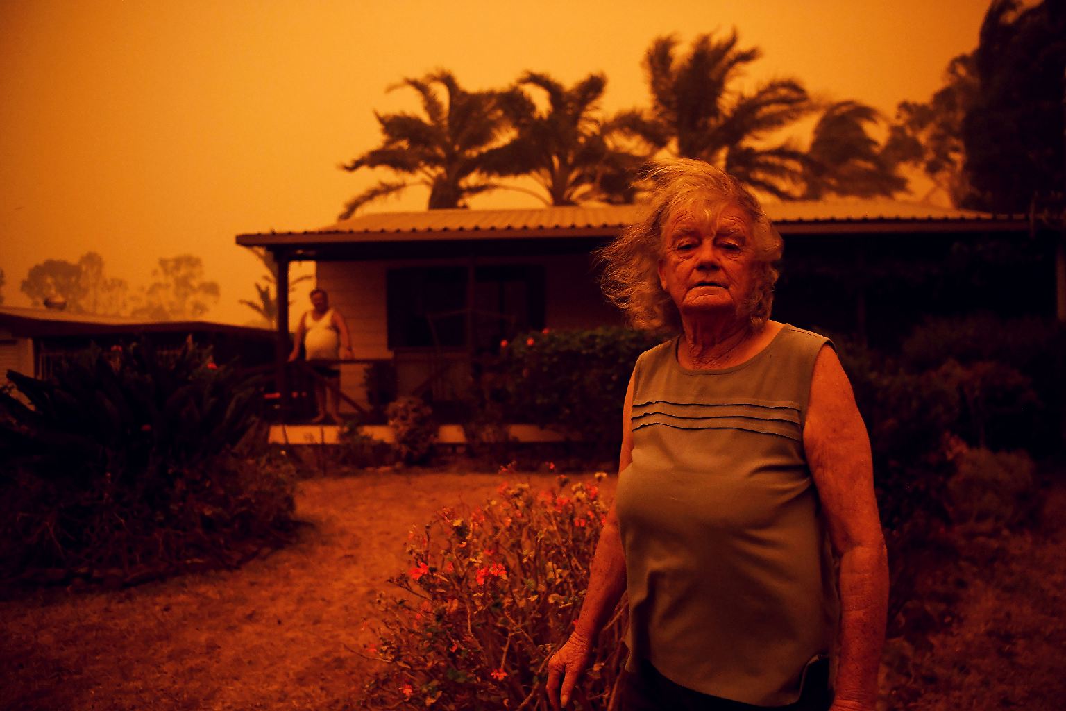 4. Januar: Nancy und Brian Allen stehen vor ihrem Haus in New South Wales. Starke Winde treiben das Currowan-Feuer immer näher in ihre Richtung. In Australien brennt es bereits seit Monaten, die Flammen sind nicht zu stoppen. Betrachtet man die Sachschäden, ist die Waldbrandsaison eine der schlimmsten seit 1925.