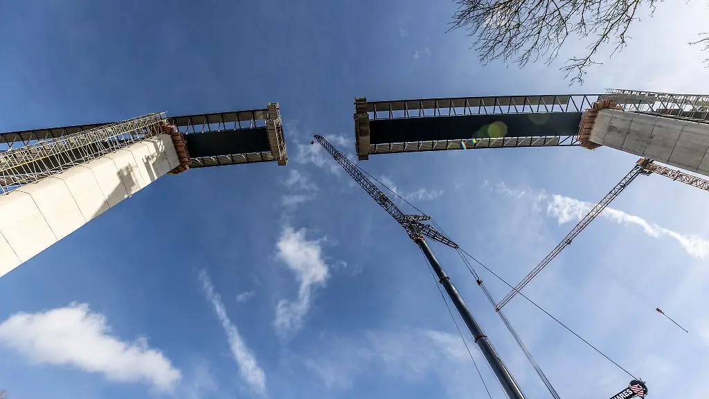 Gestern-fehlten-noch-einige-Meter-nun-ist-die-Verbindung-wieder-herstellt-Bis-man-die-Rahmede-Talbruecke-auch-wieder-befahren-kann-dauert-es-noch-ein-gutes-Jahr