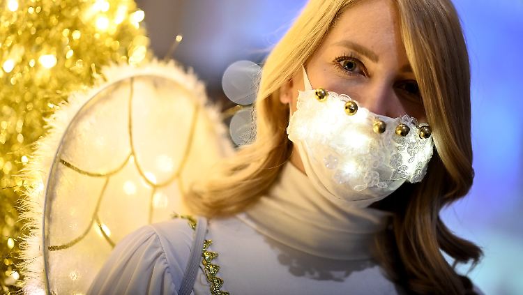 Der Mund-Nasen-Schutz wird die Deutschen auch durch die Weihnachtszeit begleiten.
