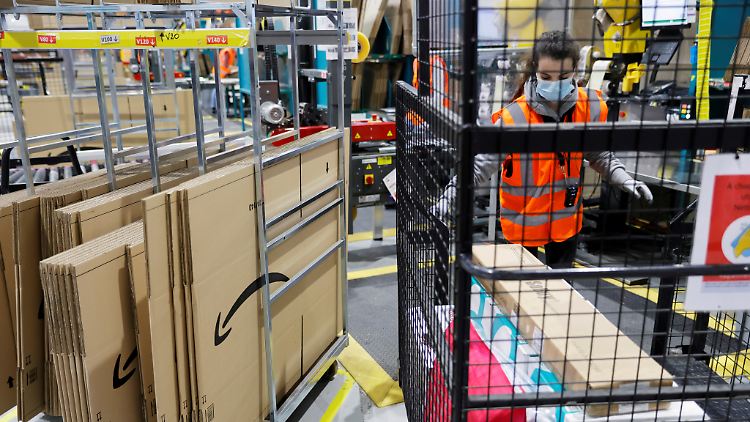 In Amazons Versandzentren ist derzeit noch mehr zu tun als ohnehin. Der Versandhändler sieht den Streiks dennoch gelassen entgegen.