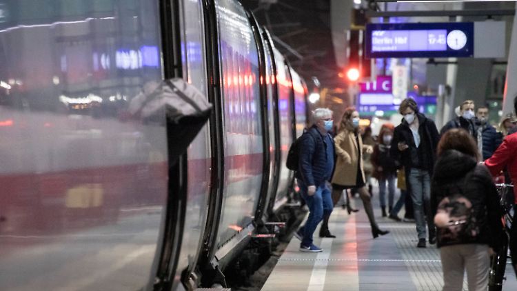 In Stoßzeiten sind Fernzüge manchmal voller, als es den Passagieren lieb ist. 