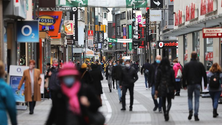 Geschäfte dürfen offen bleiben, allerdings können sie nicht mehr so viele Kunden gleichzeitig hereinlassen. 