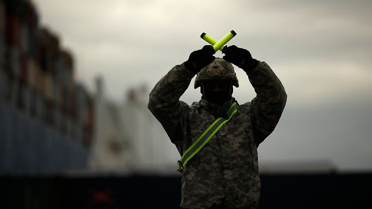 Ein US-Soldat beim Entladen von Militärgerät für eine Übung in Osteuropa.