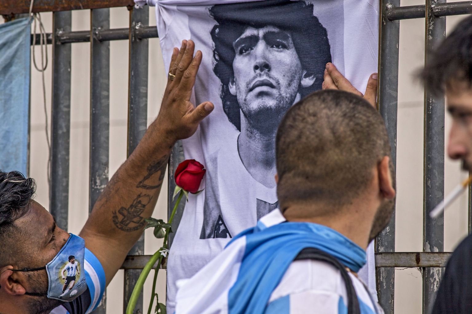 Die Welt trauert um eine Legende: Diego Maradona ist tot. Der argentinische Weltmeister von 1986 erliegt einem Herzstillstand. Fußballstars wie Lionel Messi und Cristiano Ronaldo nennen Maradona "unsterblich" und "ewiges Genie". Wir blicken auf seine größten Spiele zurück.