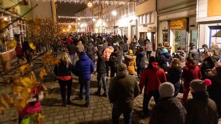 Weil sich viele Teilnehmer des Demonstrationszuges nicht an die Abstands- und Hygiene-Regeln halten, löst die Polizei die Proteste auf. 