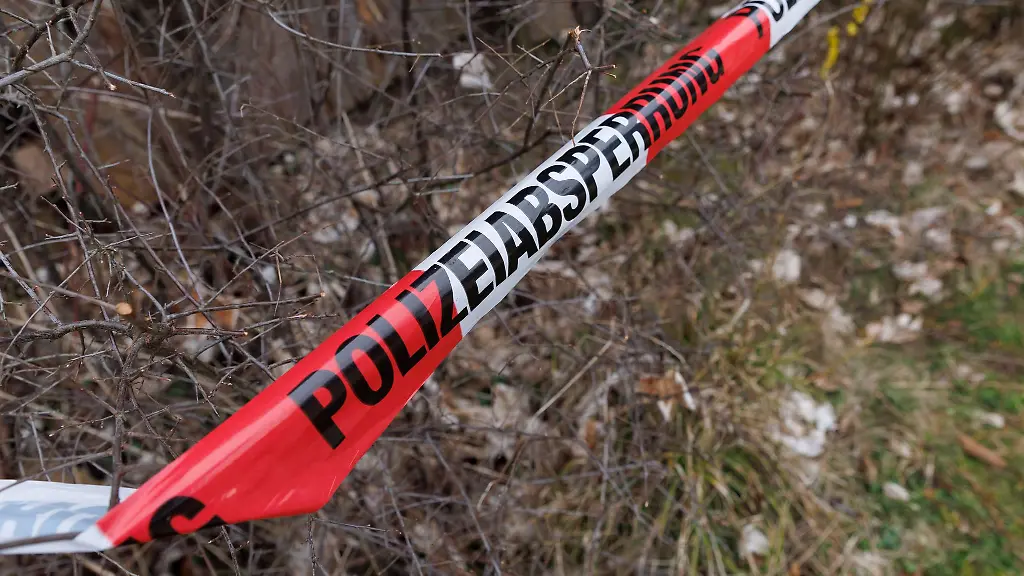 In-Sondershausen-sind-menschliche-Knochen-in-einem-Gebuesch-entdeckt-worden-Die-Ueberreste-lassen-sich-laut-Polizei-einem-Mann-zuordnen-der-seit-2021-vermisst-wurde-Aktuell-geht-die-Polizei-nicht-von-einem-Verbrechen-aus