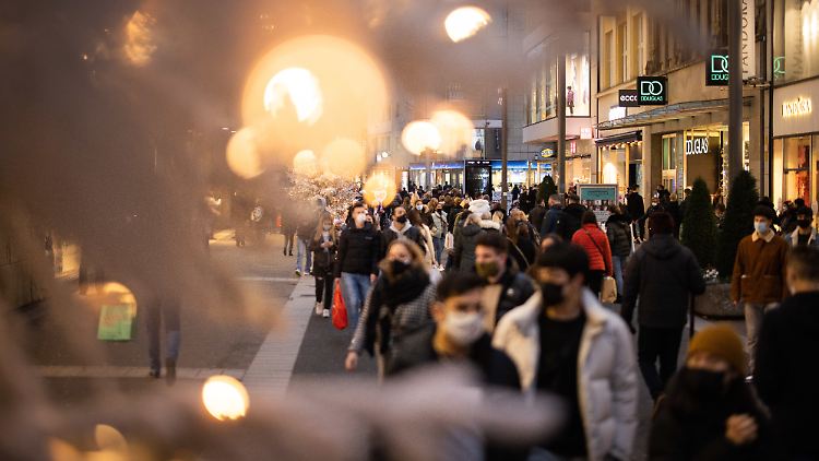 Um eine erhöhtre Kontaktrate an Weihnachten zu kompensieren, müssten die Fallzahlen wieder auf 2000 Neuinfektionen pro Tag sinken. 