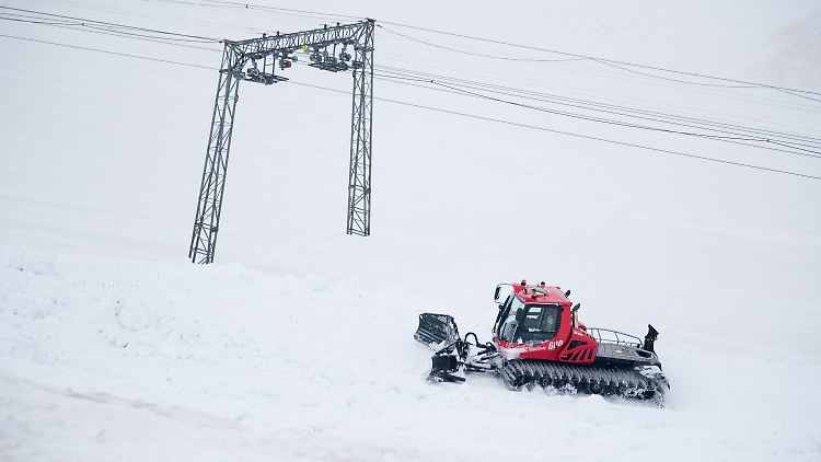 Bis auf Pistenraupen darf in Skigebieten wie hier auf der Zugspitze in Bayern gerade niemand unterwegs sein - die Skilifts stehen vorerst still.