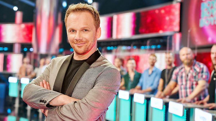 Erstmals fragt er nur Männer, ob sie die Lampe anlassen möchten: Moderator Ralf Schmitz.