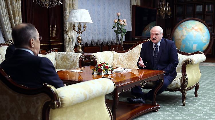 Moskaus Chefdiplomat Lawrow stellt beim Treffen in Minsk mit Machthaber Lukaschenko eine klare Forderung.