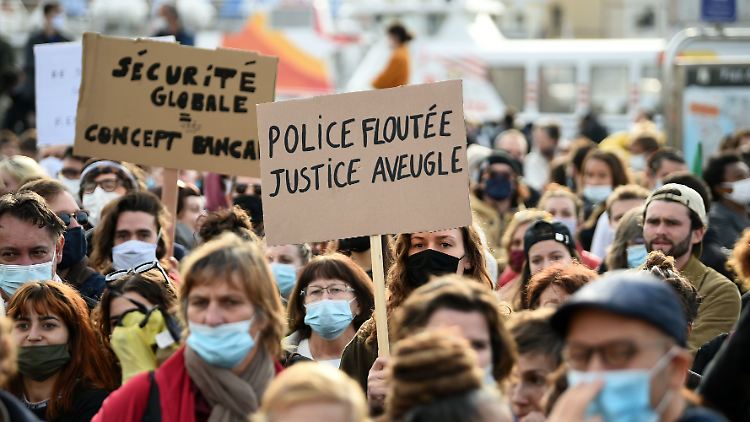 "Verschwommene Polizei, blinde Gerechtigkeit": Tausende Menschen protestierten am vergangenen Wochenende gegen ein geplantes "Sicherheitsgesetz".