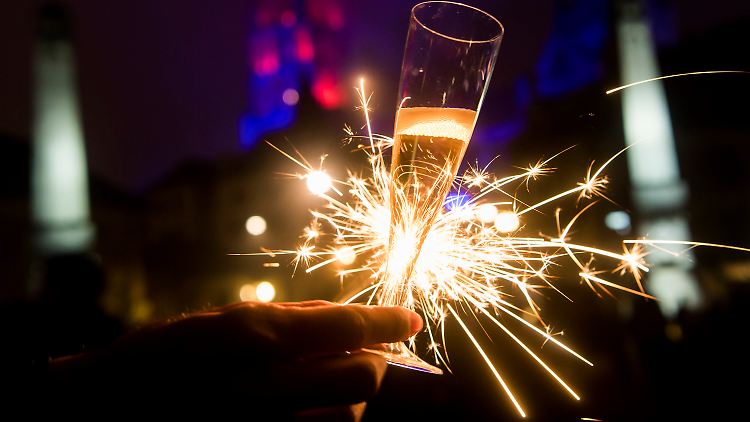 Trotz gelockerter Kontaktbeschränkungen - große Silvesterparties sind dieses Jahr nicht erlaubt.