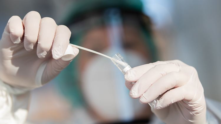 Die Gesundheitsämter meldeten dem Robert-Koch-Institut 22.806 neue Corona-Infektionen binnen 24 Stunden.