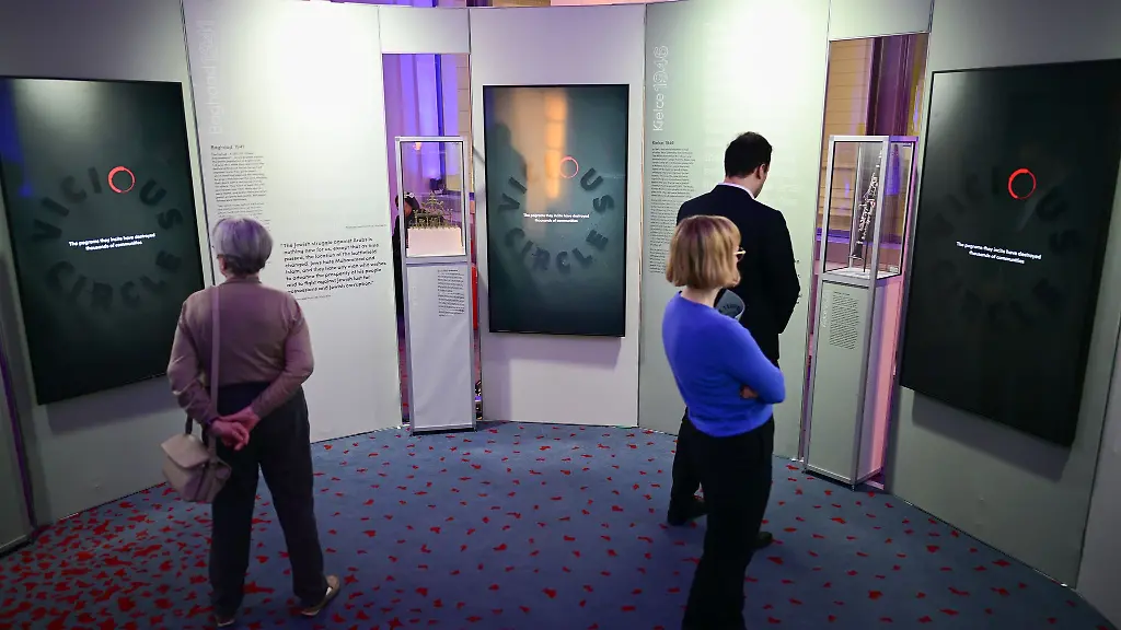 Im-Abgeordnetenhaus-ist-eine-neue-Ausstellung-zu-sehen-die-Beispiele-von-Antisemitismus-und-Pogromen-in-verschiedenen-Laendern-dokumentiert