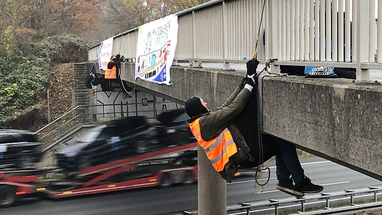 Durch die Aktionen kam der Verkehr auf mehreren Strecken vorübergehend zum Erliegen.
