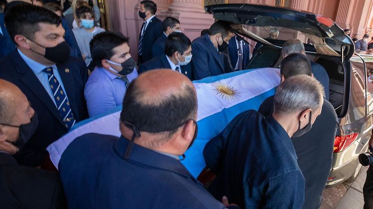Der Sarg von Diego Maradona wird in einen Leichenwagen gebracht.