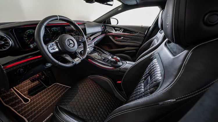 Auch im Innenraum hat Brabus dafür gesorgt, dass es den Piloten beim Katapultstart nicht aus dem Sitz haut.