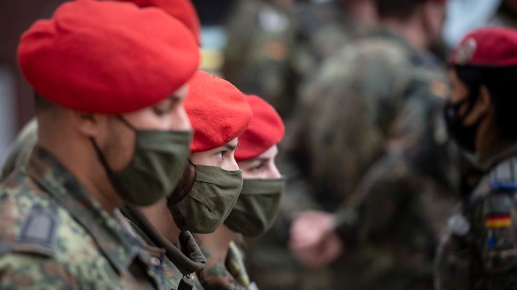 Die Impfstoffdosen sollen in Kasernen der Bundeswehr zwischengelagert werden.