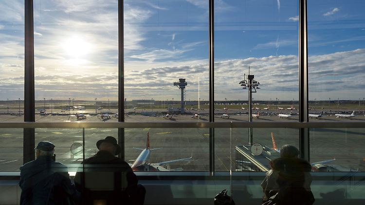 Still ruht der Flughafen BER. Für diesen Ausblick sollen Besucher ab 2021 Eintritt zahlen, aber aus der Krise helfen die drei Euro pro Person sicherlich nicht.