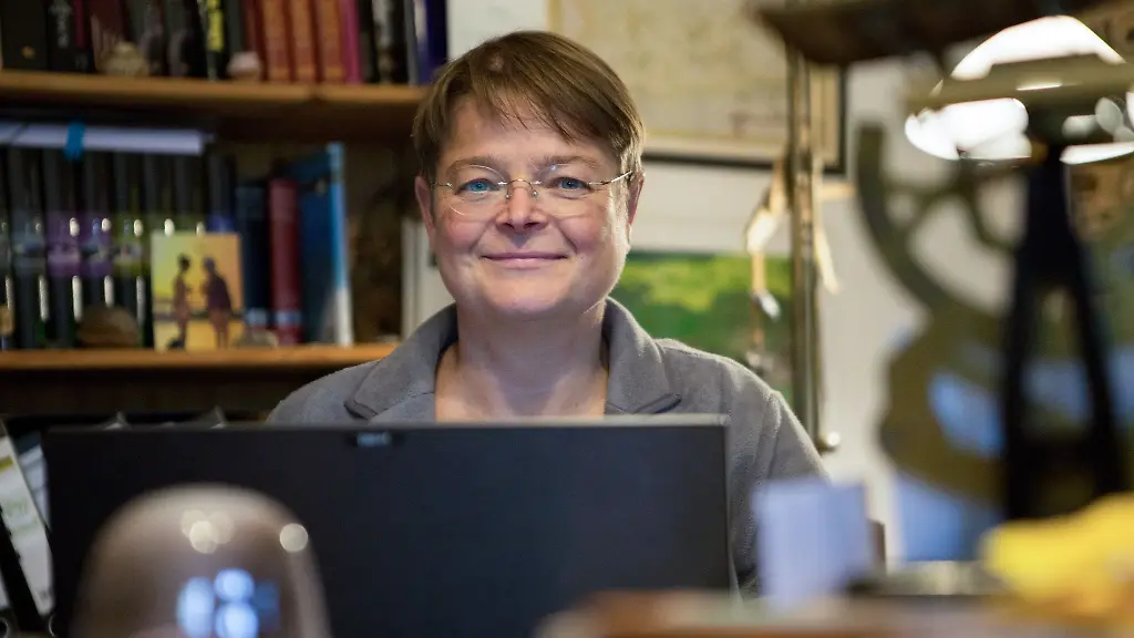 Die-Buergermeisterin-des-kleinen-Ortes-Kieve-an-der-Mecklenburgischen-Seenplatte-Christine-Jantzen-stellt-bewusst-viele-Veranstaltungen-auf-die-Beine-damit-die-Leute-sich-ueber-den-Weg-laufen-muessen-wie-sie-sagt