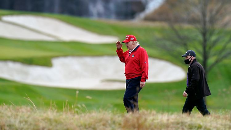 Räumt weiterhin nicht das Feld: Der US-Präsident beim Golfen heute im Trump National Golf Club in New Jersey.