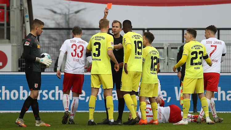 Würzburgs Niklas Hoffmann musste mit Rot vom Platz.