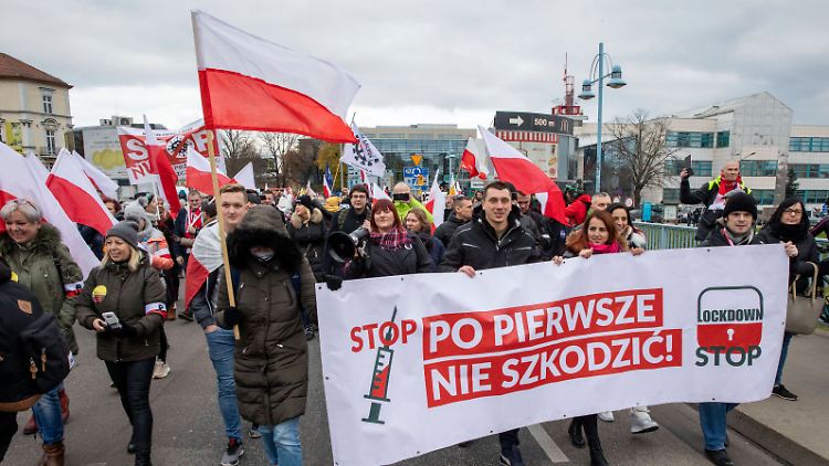 Weil viele Teilnehmer sich nicht an die Hygieneauflagen hielten, hatte die Polizei das Demo-Gelände ausgeweitet. 