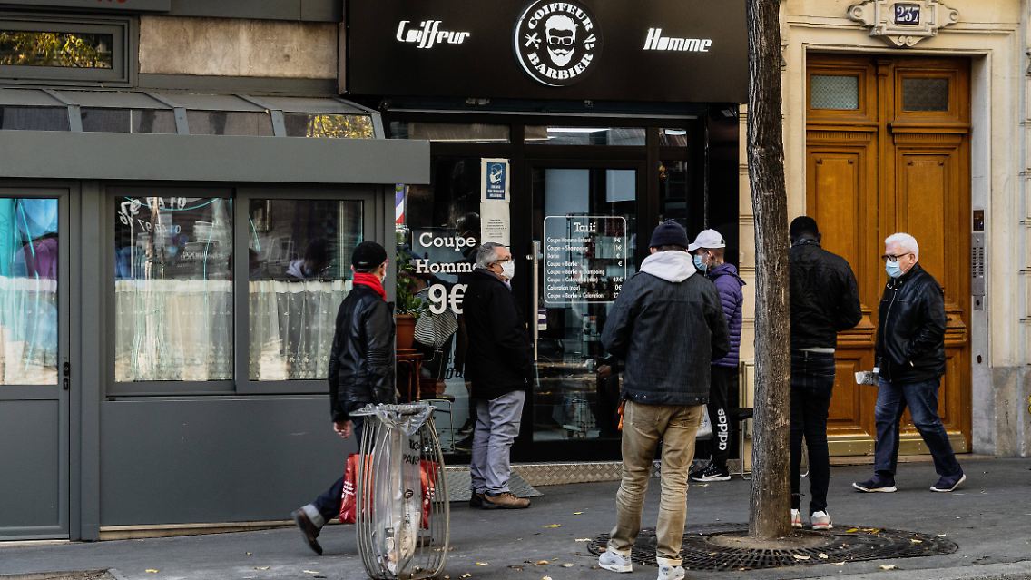 Reger Andrang beim Herrenfrisör in Paris.