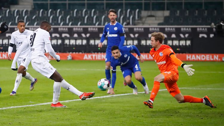 Gladbach trifft und Schalke guckt zu.