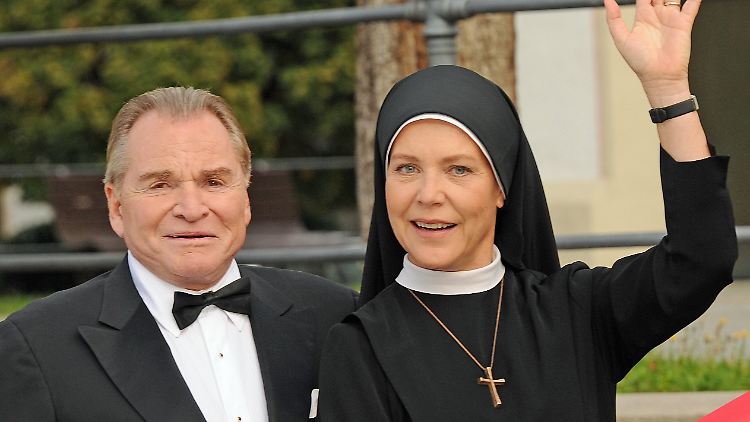 Die Schauspieler Fritz Wepper (als Bürgermeister Wolfgang Wöller) und Janina Hartwig (als Schwester Hanna) drehen derzeit die finale Staffel.