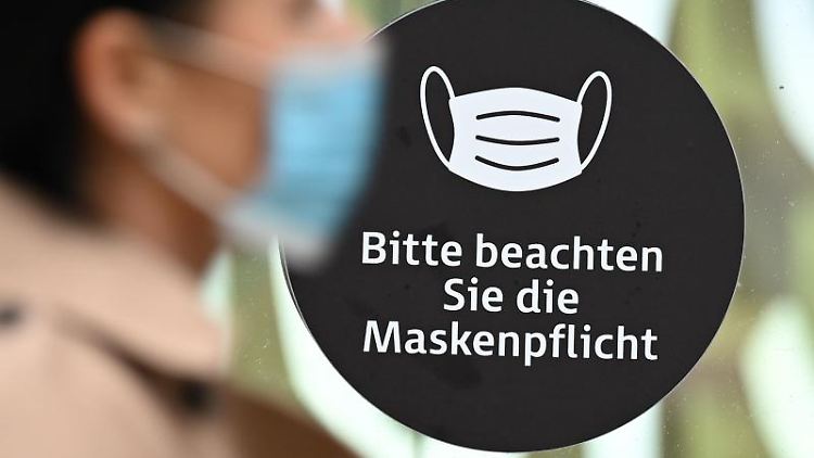 Dem IW zufolge sollte die Bundesregierung auch in den kommenden Monaten Bürger und Firmen unterstützen.