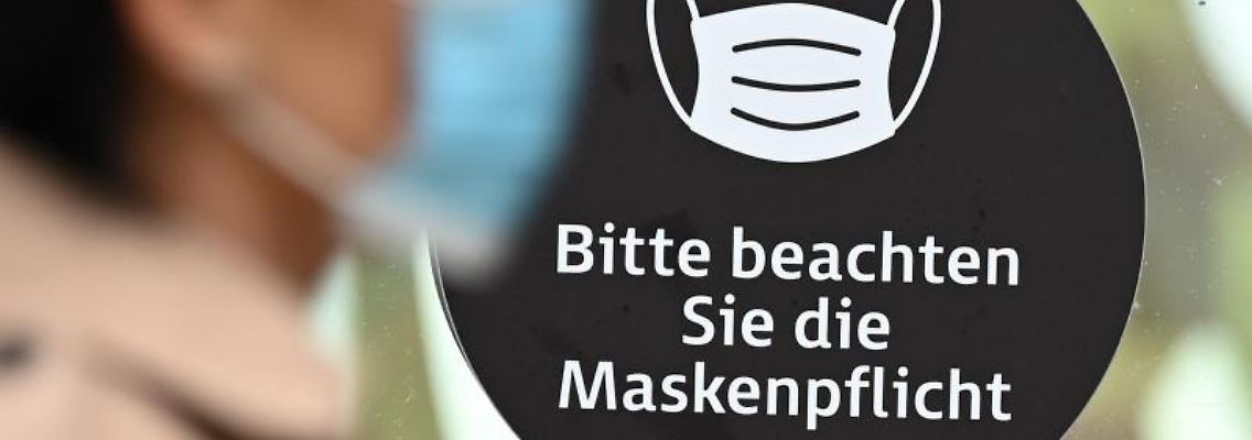 Ein Verweis auf die Maskenpflicht auf der Frankfurter Einkaufsmeile Zeil. Foto: Arne Dedert/dpa/Archivbild