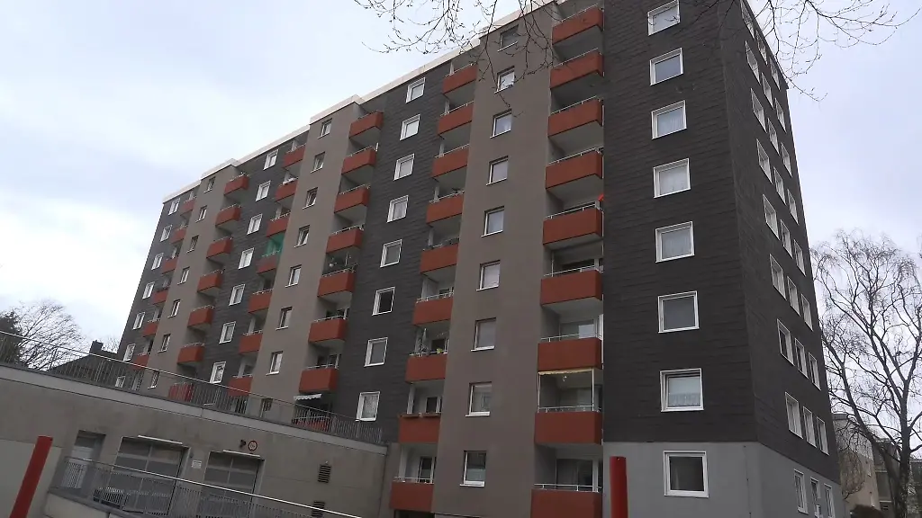 Dreimal-hat-es-in-Essen-Bochold-in-benachbarten-Mehrfamilienhaeusern-gebrannt