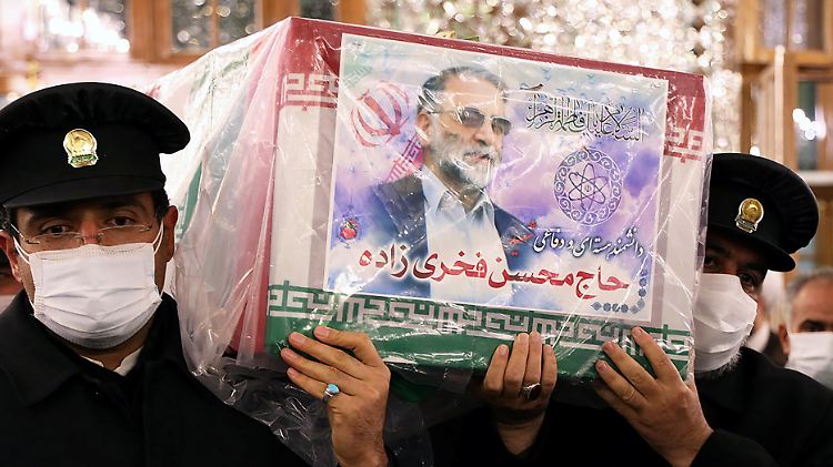 Der getötete Atomphysiker Mohsen Fachrisadeh wird zu Grabe getragen.