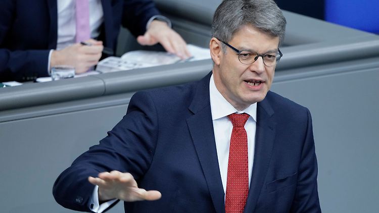 Patrick Schnieder von der CDU kündigte an, ein Gesetz für mehr Transparenz bei Nebeneinkünften auf den Weg zu bringen.