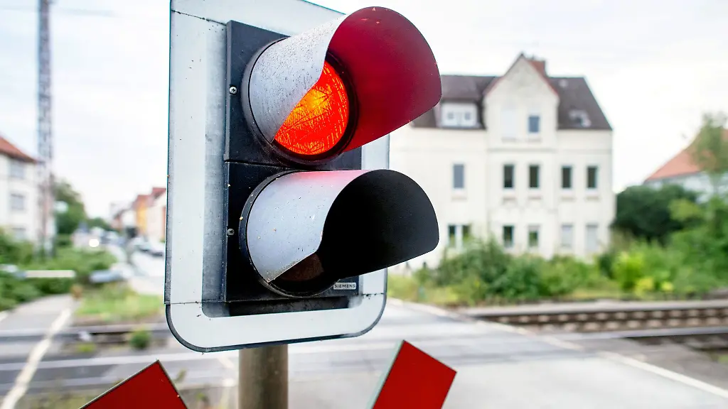Ein-Autofahrer-soll-das-Rotlicht-an-einem-unbeschrankten-Bahnuebergang-uebersehen-haben