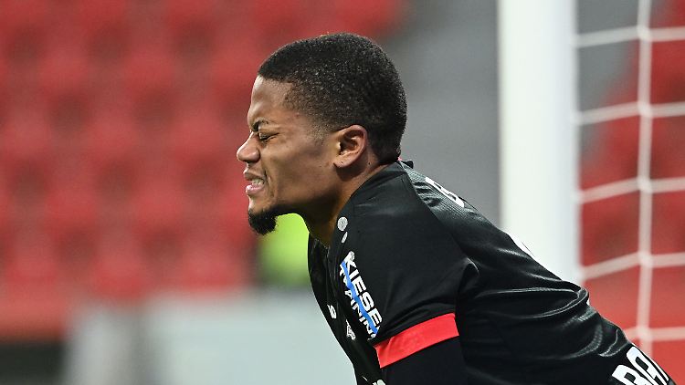Leverkusens Leon Bailey schafft es seinen Kommentar zum Verletzungspech, zum Spiel allgemein und zum Ergebnis in einen Gesichtsausdruck zu packen.